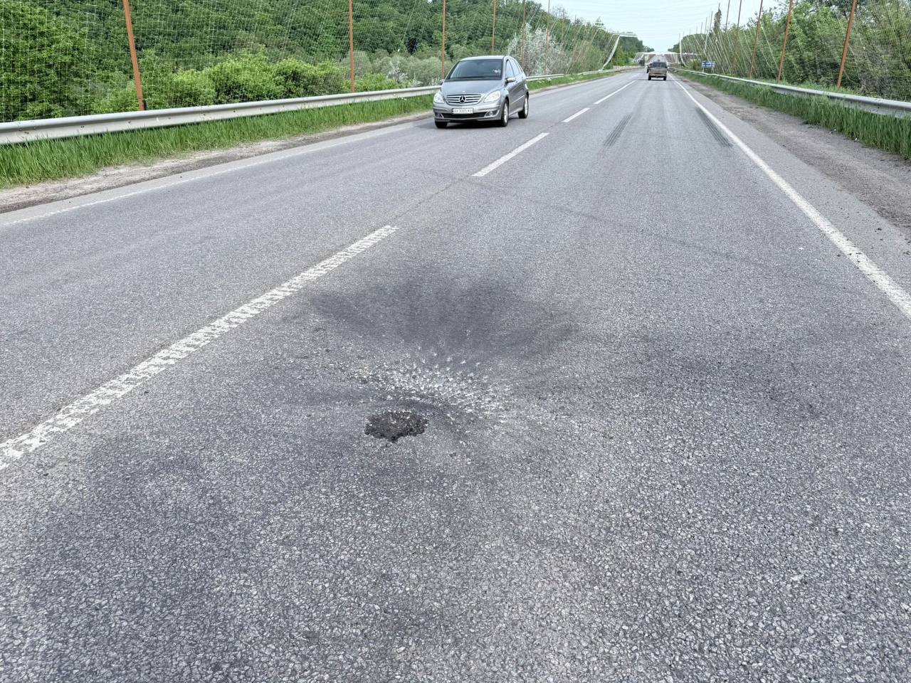 На Харківщині дрон влучив у дорогу, постраждав водій скутера