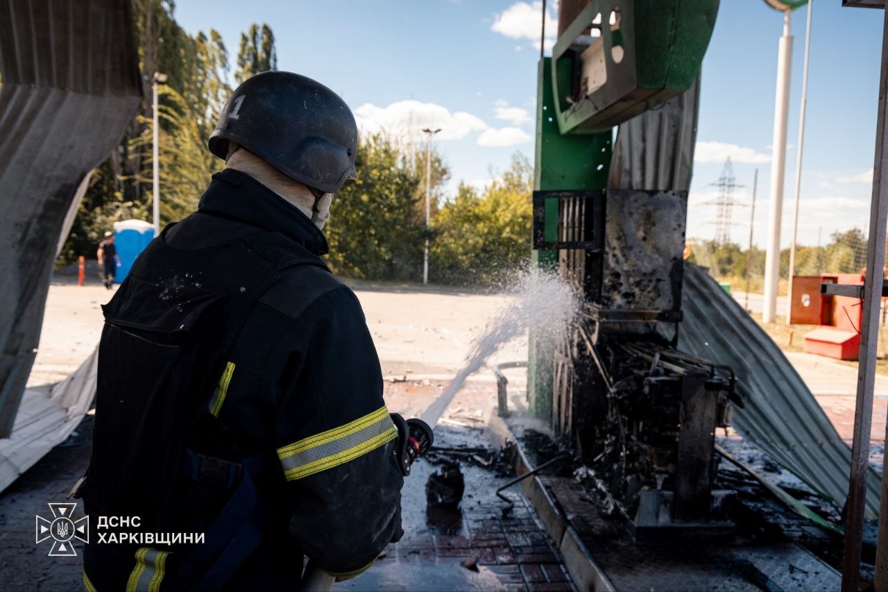 Через обстріли у Харкові горіли трава і магазин