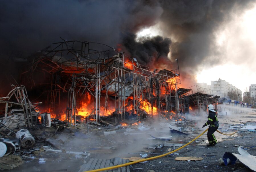 Наслідки російських обстрілів у Харкові, 16 березня/Фото: REUTERS/Oleksandr Lapshyn