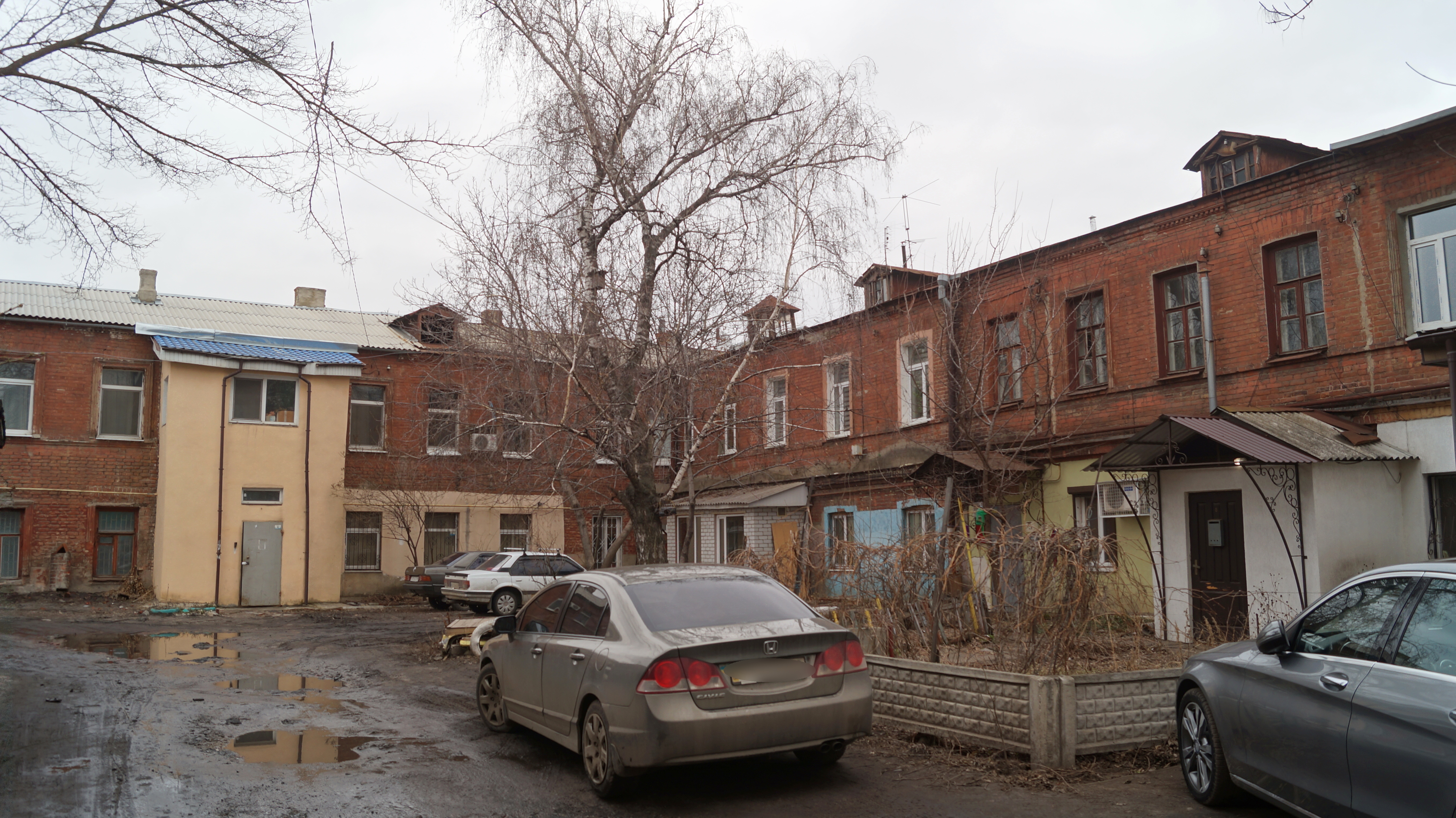 Двор и флигели К. Карп где располагалась мастерская Эрнеста Мельгозе. Фото: В. Горбоносов, 2021 год