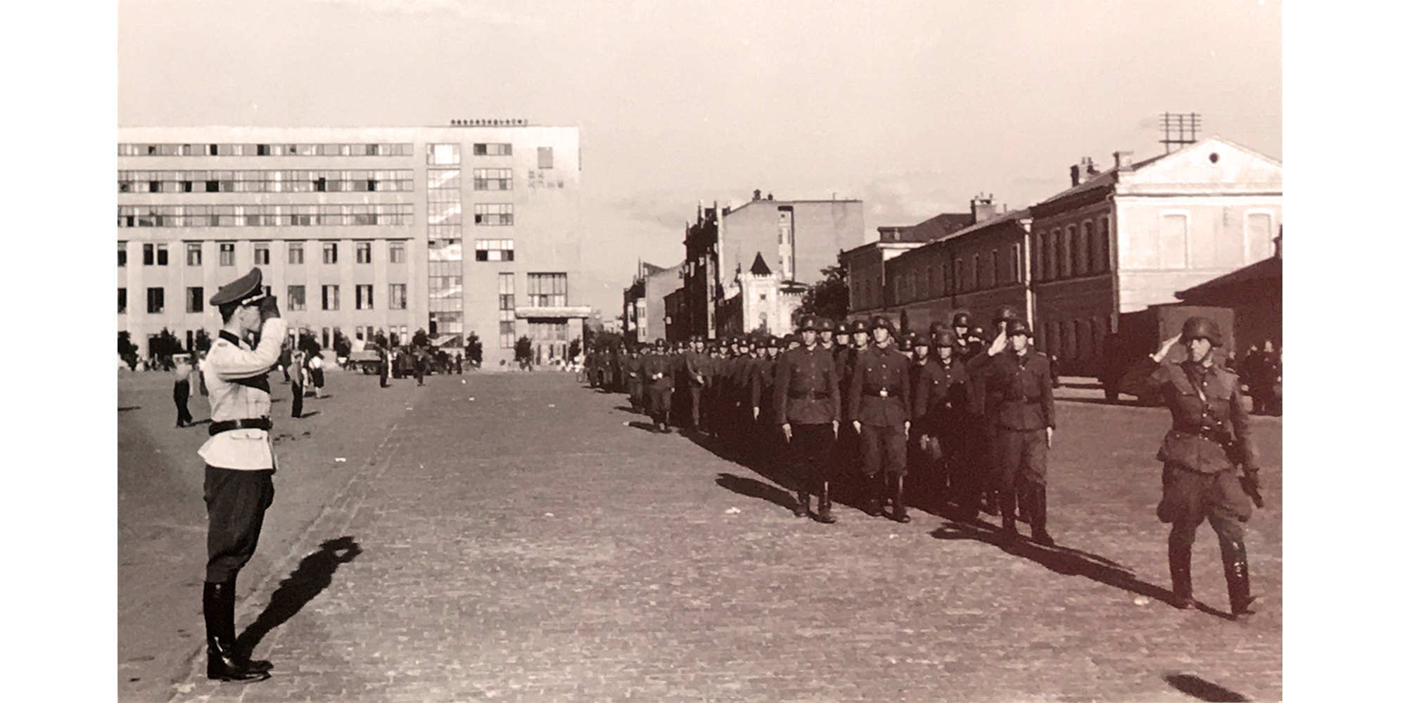 Немецкие войска на Красной площади (Дзержинского, сейчас Свободы) в Харькове, лето 1942 года