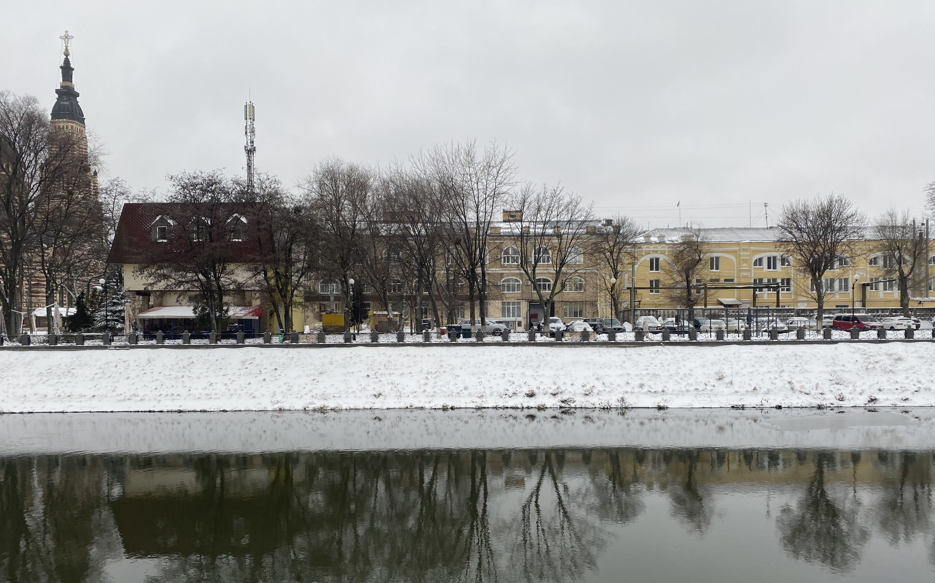 Вид на Суздальские ряды из-за реки Лопань. Фото: А. Парамонов, 2021 год