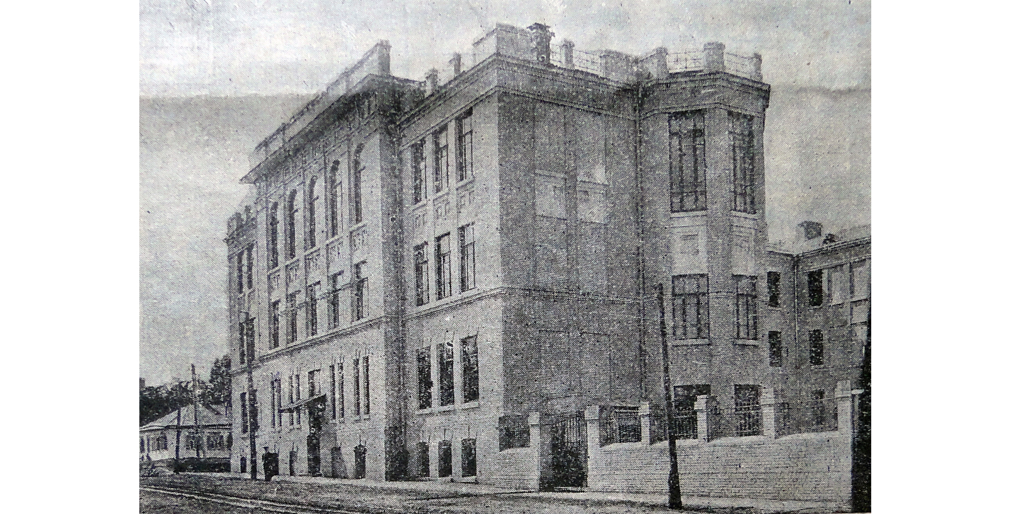 Здание городского училища имение цесаревича Алексея, фото А. Иваницкого, 1915 год