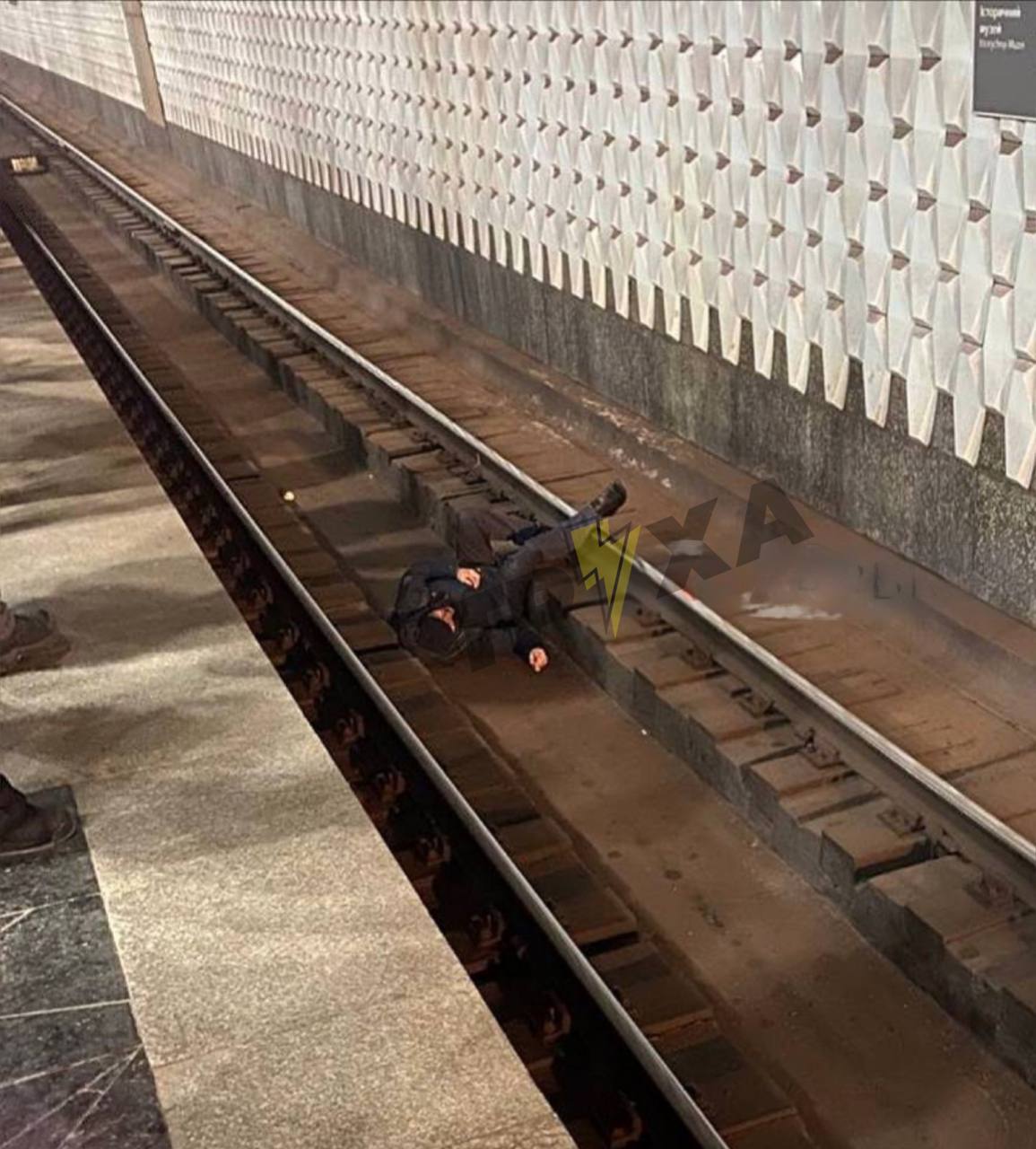 В харьковском метро пассажир упал на рельсы