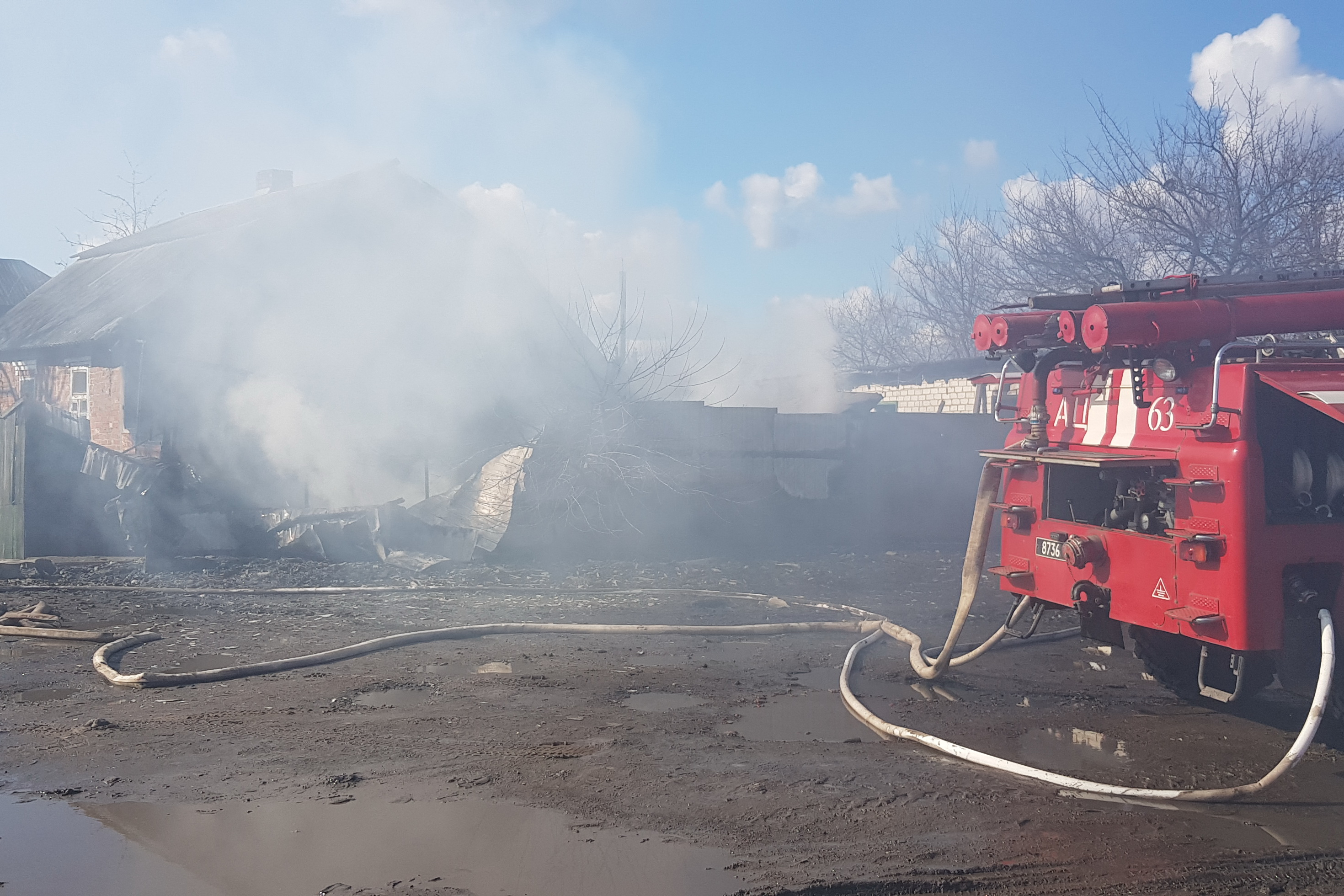 Огонь чуть не охватил жилой дом. Фото: ГСЧС