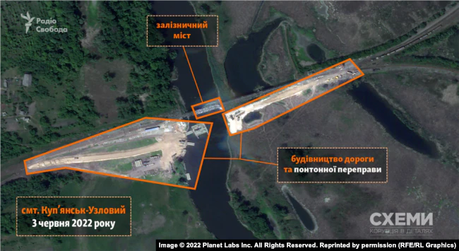 Российские военные строят понтонную переправу через реку Оскол. Снимок "Схемы"