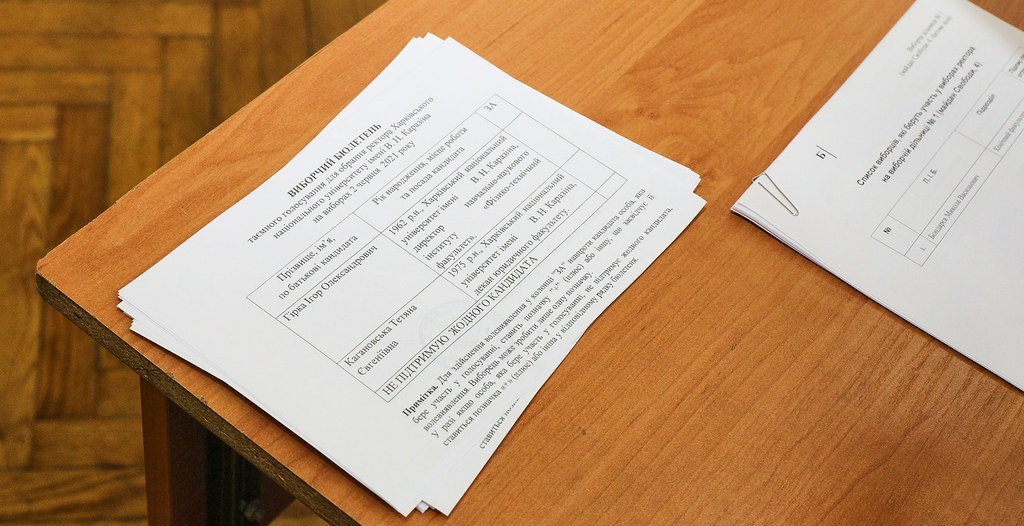 Избирательный бюллетень во втором туре выборов ректора ХНУ им. Каразина. Фото: Сергей Козлов / KHARKIV Today