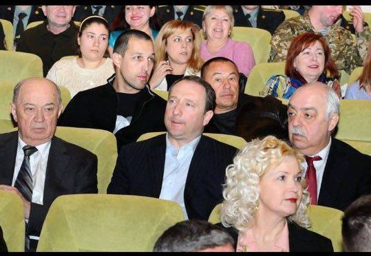 Вадим Казарцев ("Князь") сидит за Игорем Райниным. Фото: Андрей Безуглый, 2016 год