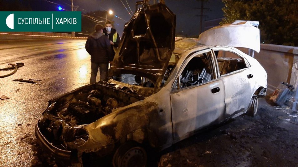 Автомобиль с водителем и пассажиром внутри полностью сгорел. Фото: Суспільне