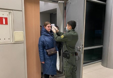 В аэропорту измеряют температуру. Фото: Восточное региональное управление Госпогранслужбы Украины