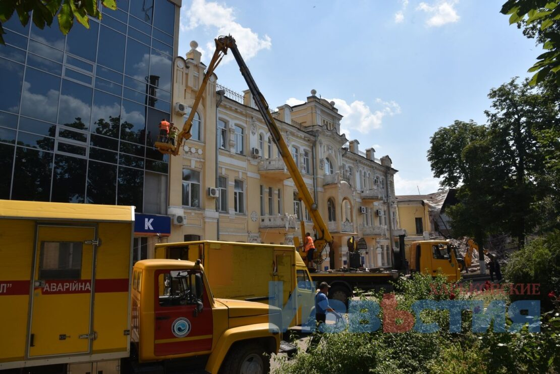 Будівля адміністрації Новобаварського району після обстрілу. Фото: "Харьковские известия"