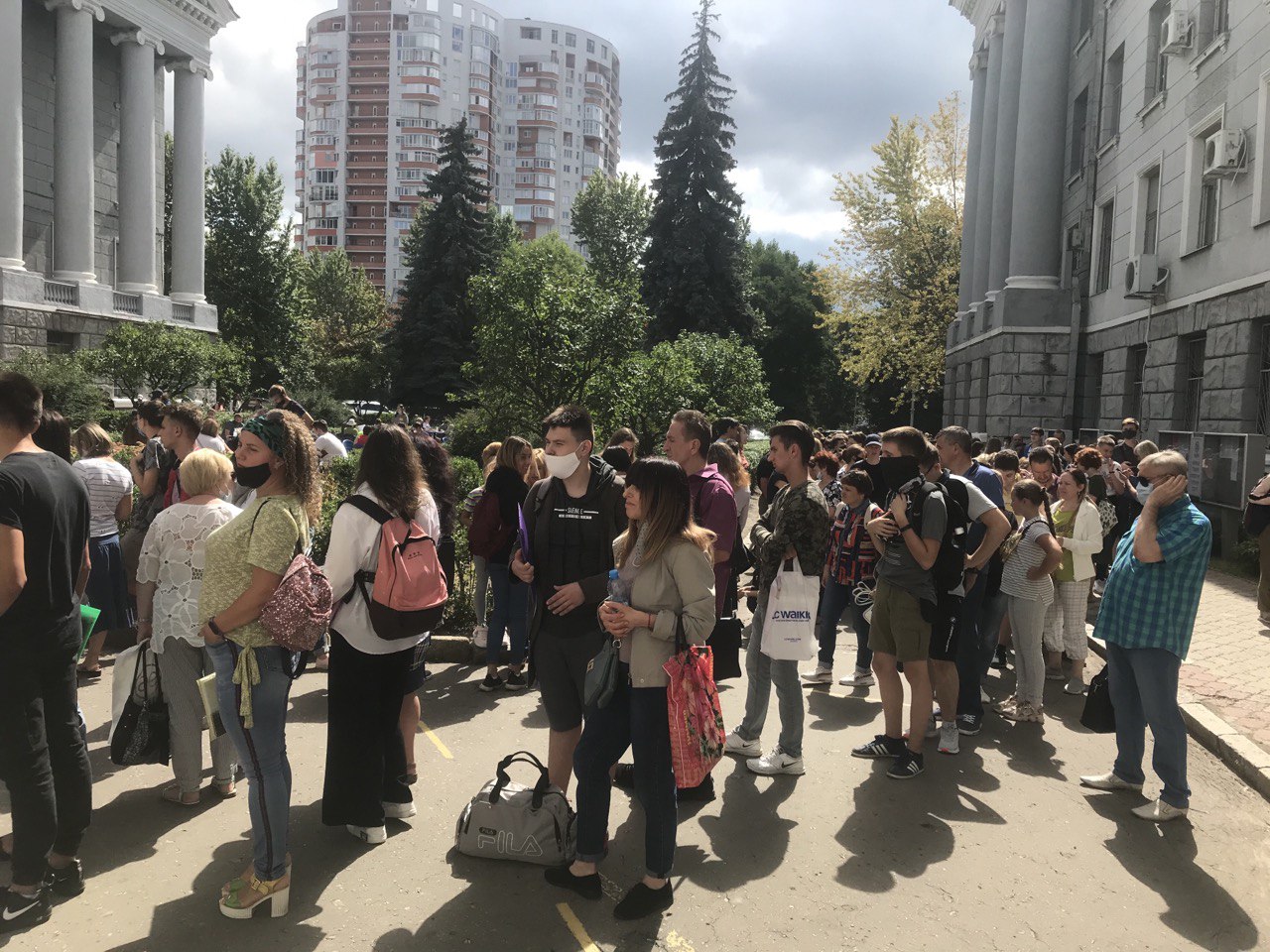 Абитуриенты с родителями во дворе ХНУРЭ. Фото: KHARKIV Today