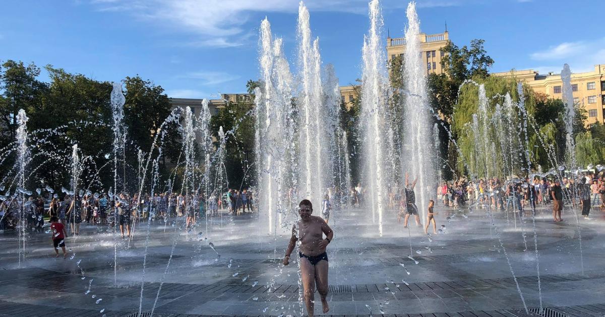 В центре Харькова забил фонтан высотой в пятиэтажный дом - Новости на zamkitu.ru