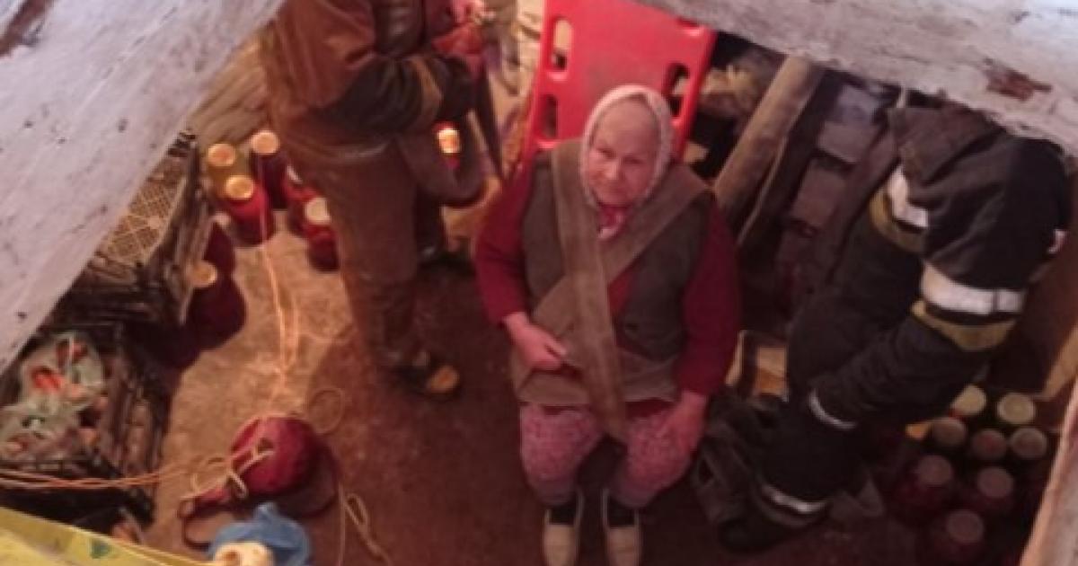 Люди прячутся в подвале. Погреб разносолы. Бабка в погребе. Чеченцы военные. Бабка в погребе.