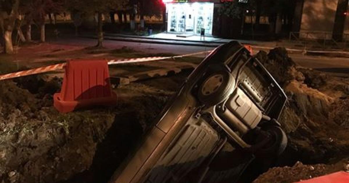 Машина провалилась в яму
