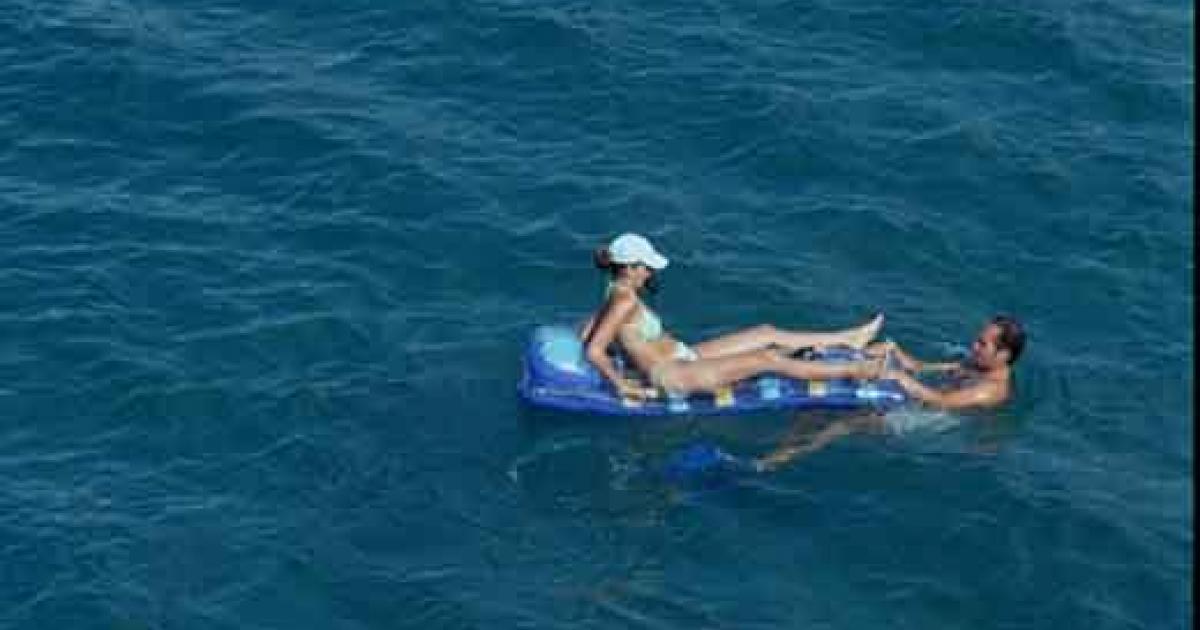 Утонули на матрасе. Матрас на море. Плывет на матрасе. Детей унесло в море. Уплыл на матрасе в море.