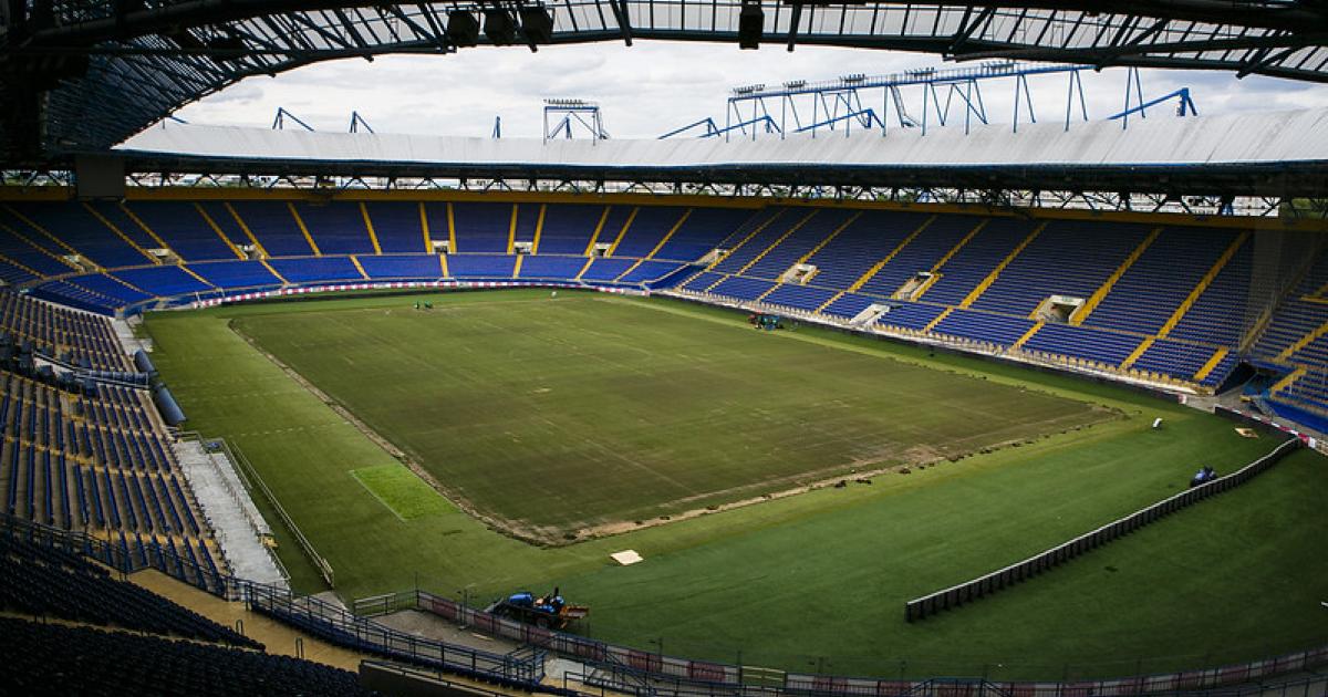 monatik kruzhit vozle metallista