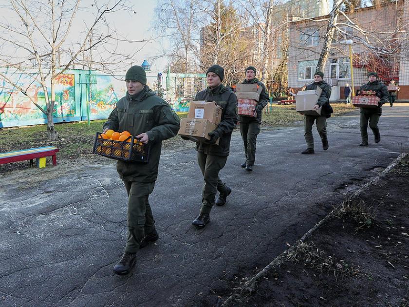 Курсанты Нацгвардии в Областном доме ребенка №2. Фото: Сергей Козлов/KHARKIV Today