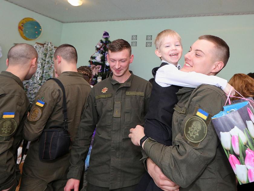 Курсанты Нацгвардии в Областном доме ребенка №2. Фото: Сергей Козлов/KHARKIV Today