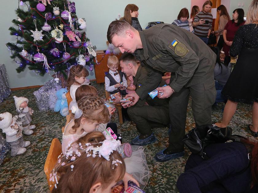 Курсанты Нацгвардии в Областном доме ребенка №2. Фото: Сергей Козлов/KHARKIV Today