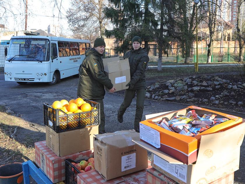 Курсанты Нацгвардии в Областном доме ребенка №2. Фото: Сергей Козлов/KHARKIV Today