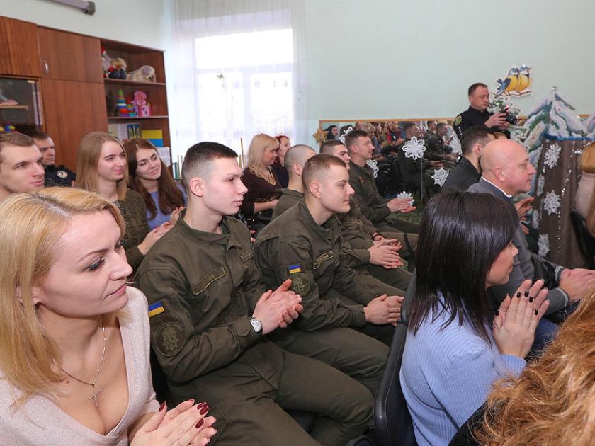 Курсанты Нацгвардии в Областном доме ребенка №2. Фото: Сергей Козлов/KHARKIV Today