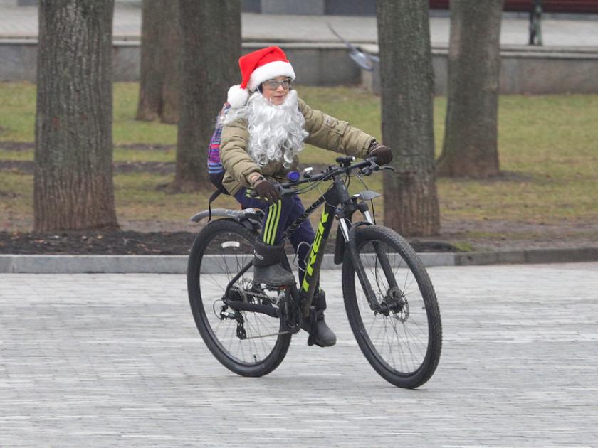 Велопробег Дедов Морозов. Фото: Сергей Козлов / KHARKIV Today