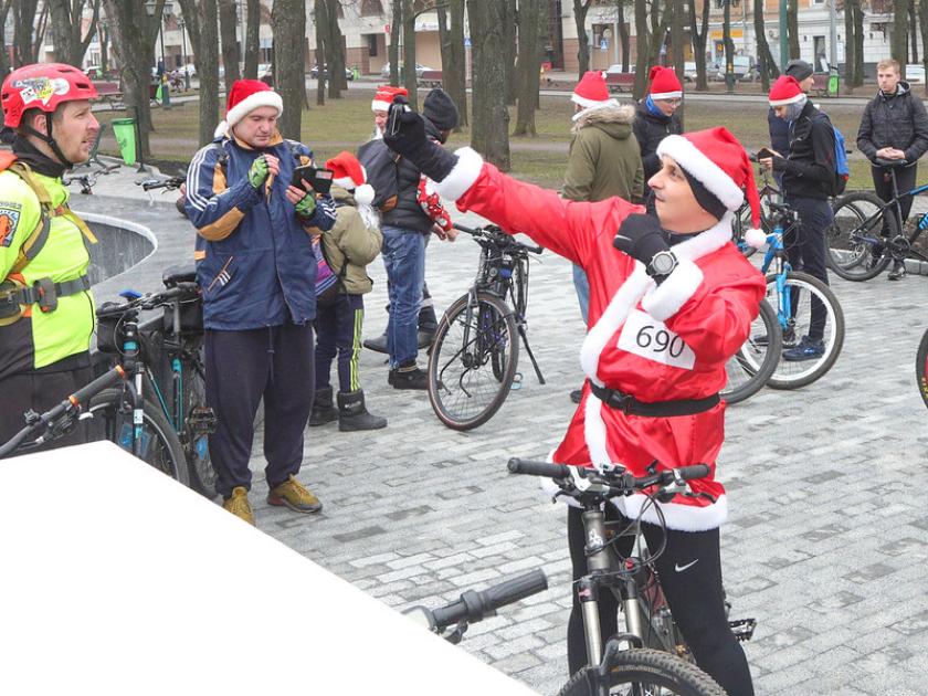 Велопробег Дедов Морозов. Фото: Сергей Козлов / KHARKIV Today