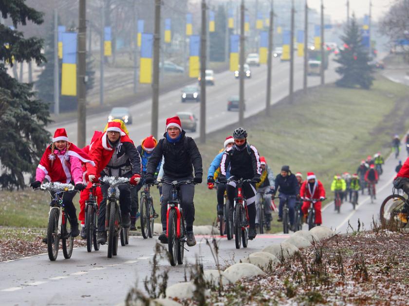 Велопробег Дедов Морозов. Фото: Сергей Козлов / KHARKIV Today
