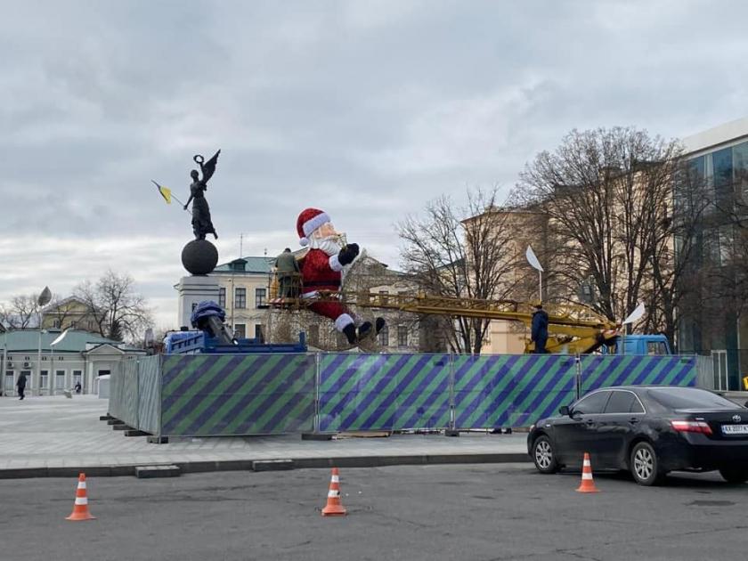 Санта Клаус на площади Конституции. Фото: Геннадий Кернес / Facebook