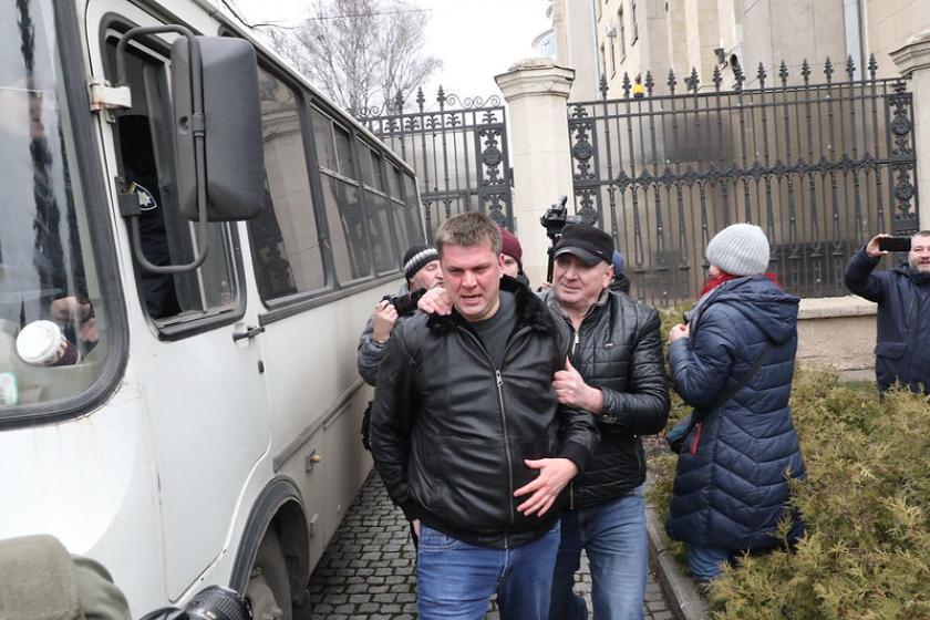 Митинг за русский язык в Харькове закончился потасовкой. Фото: KHARKIV Today/Сергей Козлов