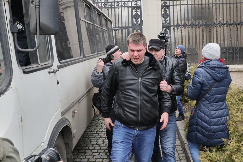 Митинг за русский язык в Харькове закончился потасовкой. Фото: KHARKIV Today/Сергей Козлов