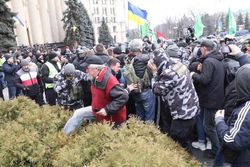 Митинг за русский язык в Харькове закончился потасовкой. Фото: KHARKIV Today/Сергей Козлов