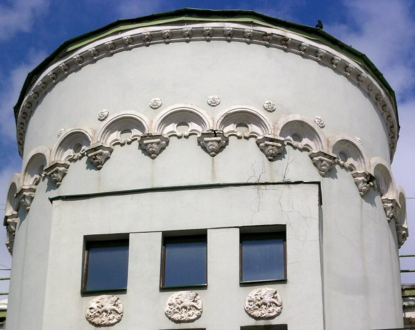 Полукруглая башня парадного фасада особняка, фото Вячеслава Горбоносова