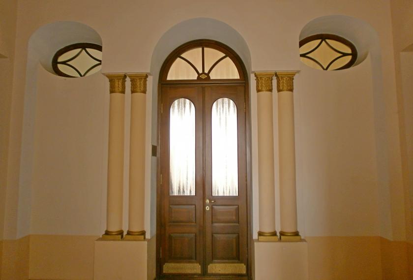 Парадная лестница особняка, двери на первый этаж, фото Вячеслава Горбоносова