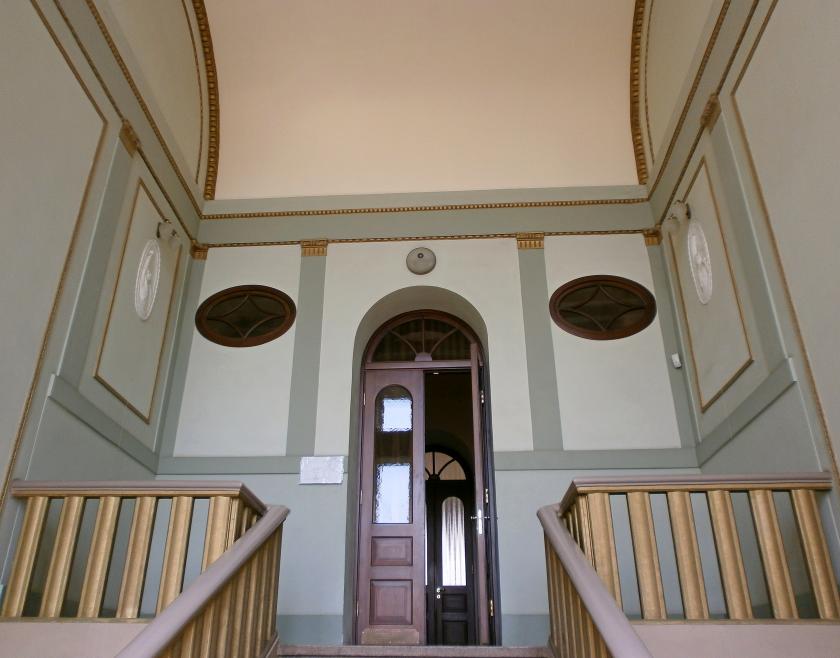 Парадная лестница особняка, декор на стенах, фото Вячеслава Горбоносова