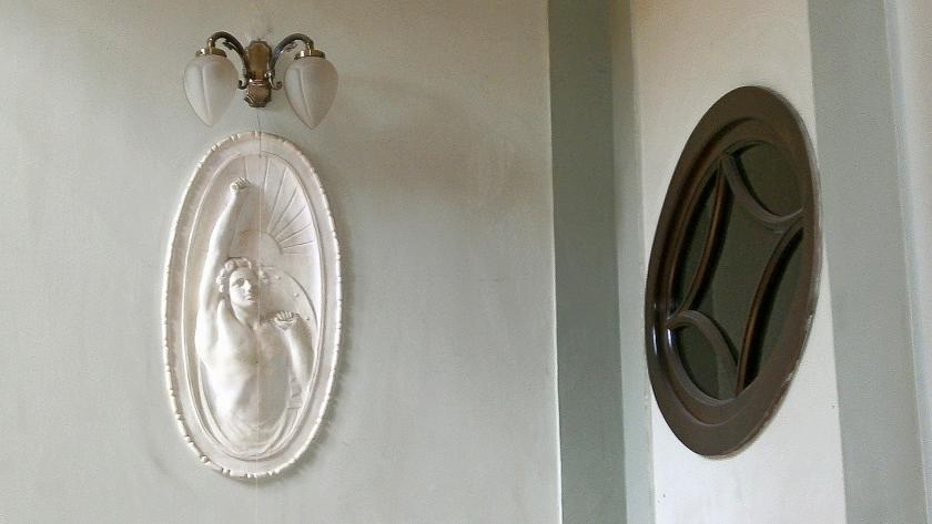 Парадная лестница особняка, двери на первый этаж, фото Вячеслава Горбоносова