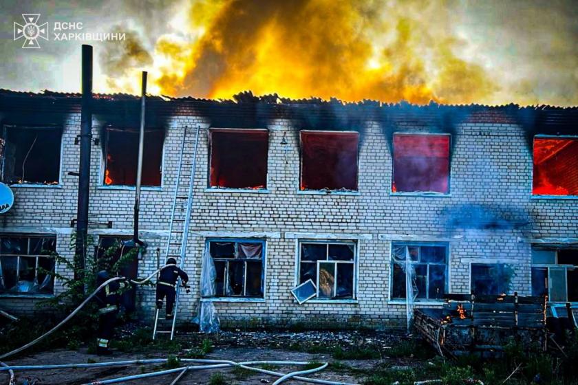 Пошкоджені автобуси та вантажівки. Рятувальники загасили пожежу після обстрілу на Харківщині