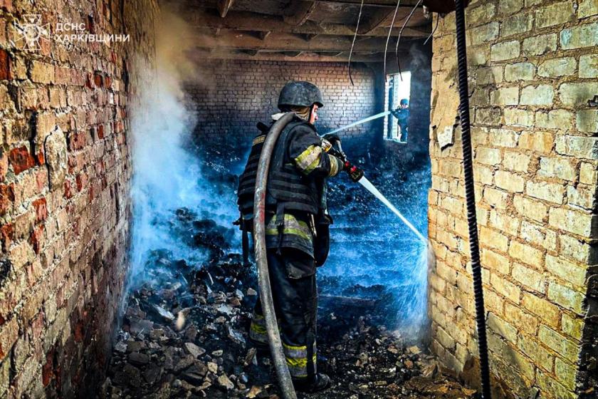 Пошкоджені автобуси та вантажівки. Рятувальники загасили пожежу після обстрілу на Харківщині