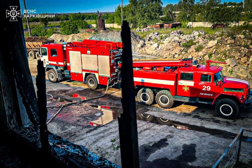 Пошкоджені автобуси та вантажівки. Рятувальники загасили пожежу після обстрілу на Харківщині