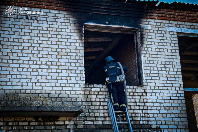 Пошкоджені автобуси та вантажівки. Рятувальники загасили пожежу після обстрілу на Харківщині