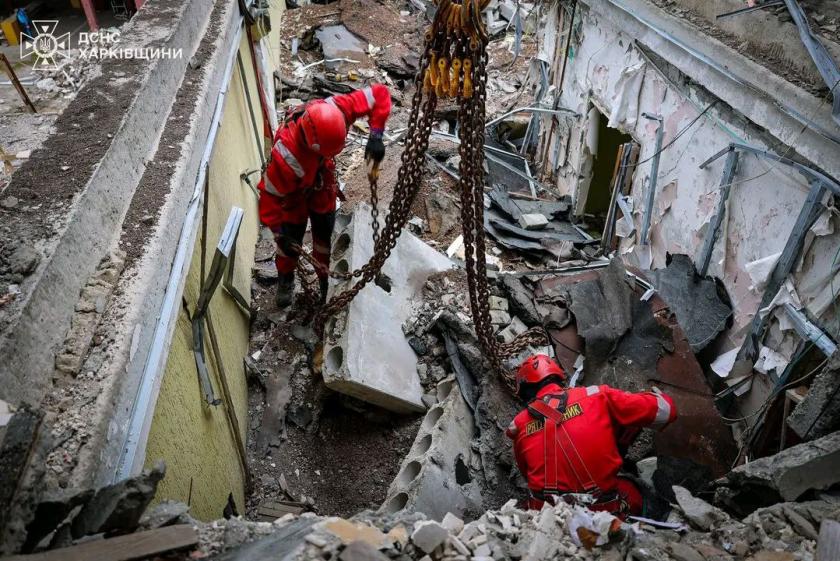 Рятувальники розчищають завали після обстрілів Харкова
