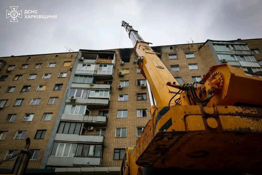 Рятувальники розчищають завали після обстрілів Харкова