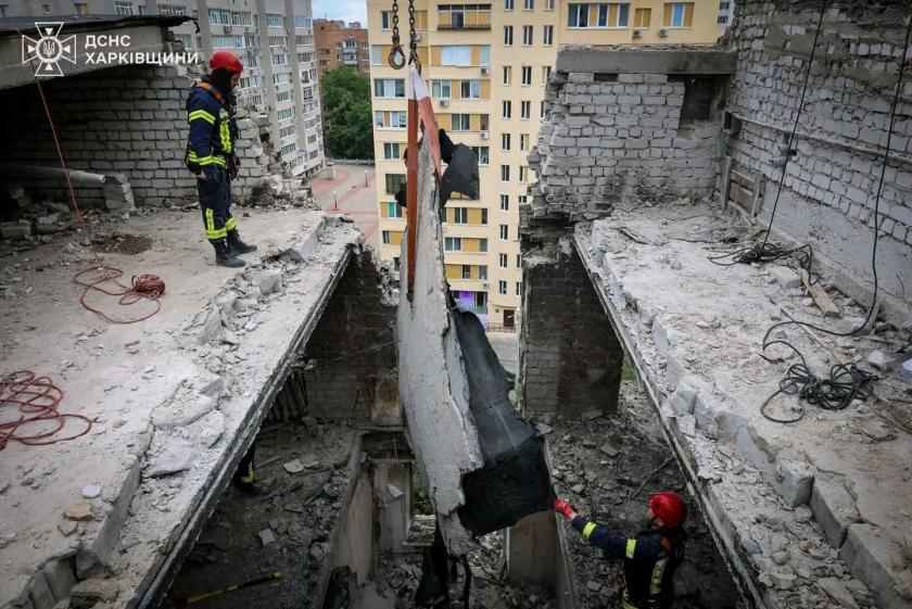 Рятувальники розчищають завали після обстрілів Харкова