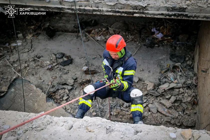 Рятувальники розчищають завали після обстрілів Харкова