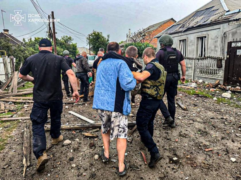 Удар по Золочеву на Харківщині: рятувальники дістали з-під звалів дитину