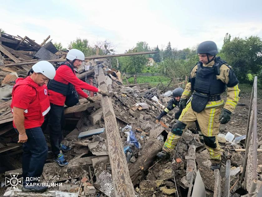 Удар по Золочеву на Харківщині: рятувальники дістали з-під звалів дитину