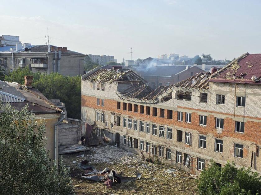 Наслідки влучань "шахедів" по центру Харкова: пошкоджені поліклініка, пологовий та коледж