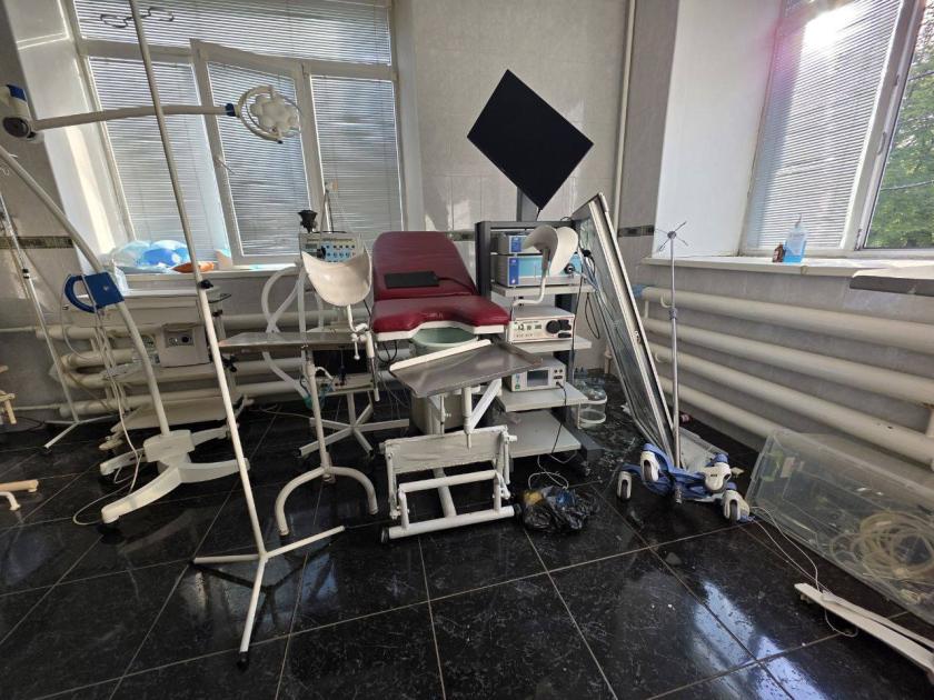 Наслідки влучань "шахедів" по центру Харкова: пошкоджені поліклініка, пологовий та коледж