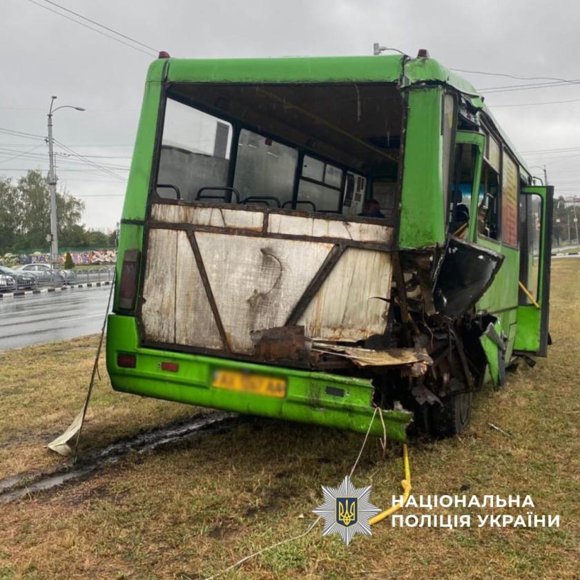 У Харкові зіткнулись легковик, тролейбус та автобус